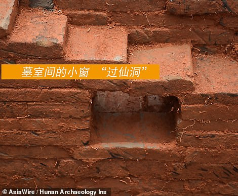 Điều khiến các nhà khảo cổ chú ý là trong ngôi mộ cổ có một cấu trúc giống như cửa sổ.