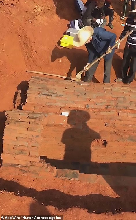 Việc phát hiện cặp vợ chồng chôn cất bên cạnh nhau với "cây cầu thần tiên" là rất hiếm gặp.