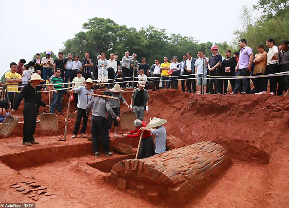 Nhóm các chuyên gia tại Viện Nghiên cứu di tích văn hóa và khảo cổ tỉnh Hồ Nam cho rằng, cấu trúc trên có khả năng là một "cây cầu thần tiên".