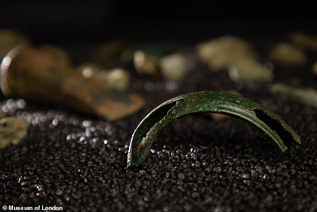 Những cổ vật giá trị thời đồ đồng giúp các chuyên gia giải mã một số bí mật về cuộc sống của tổ tiên người Anh thời xưa.