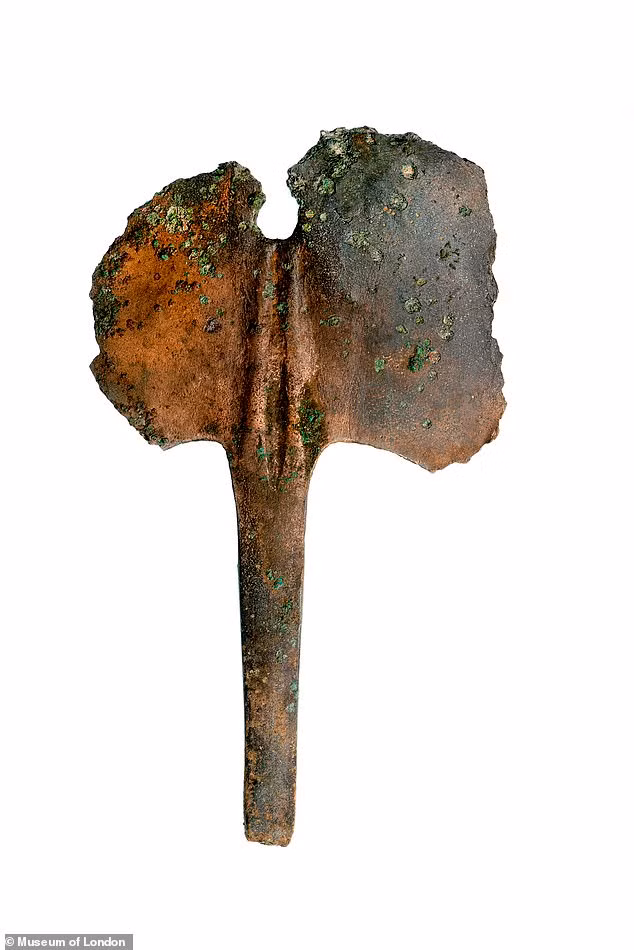 Trong số này, dao cạo hai mặt được xem là dụng cụ làm đẹp của cả nam giới và nữ giới thời đồ đồng.