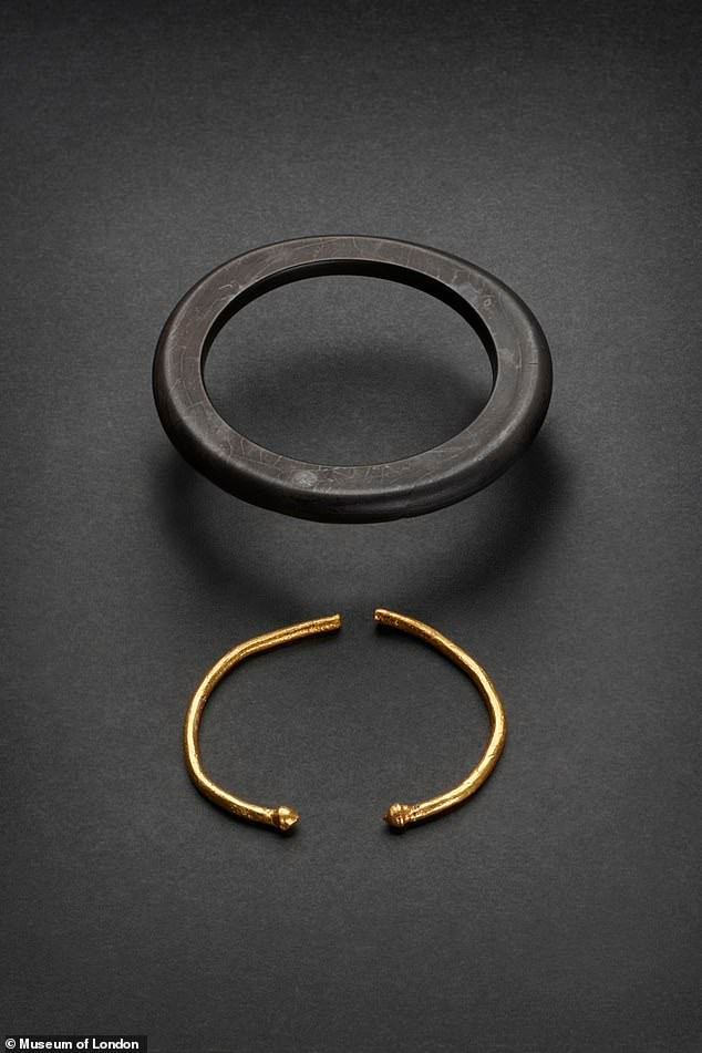 Các món đồ trang sức này đều được làm từ đồng và chế tác vô cùng tinh xảo. Điều này cho thấy những người thợ thời đồ đồng có tay nghề cao mới có thể làm ra những món trang sức tinh tế.