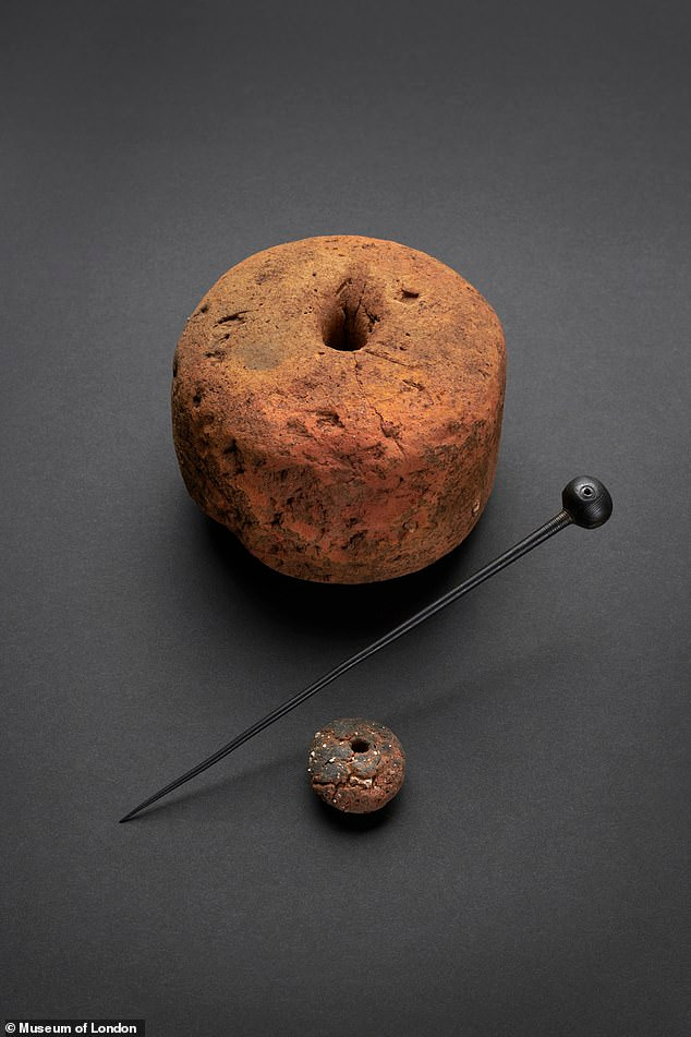 Trong số những cổ vật được tìm thấy có nhiều đồ trang sức như vòng đeo tay, vòng cổ.