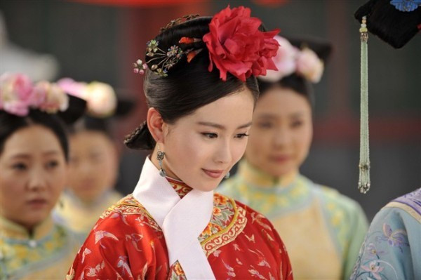 Một số cung nữ còn bị các phi tần trong cung hại chết bằng cách cho uống thuốc độc hay đẩy ngã xuống giếng.