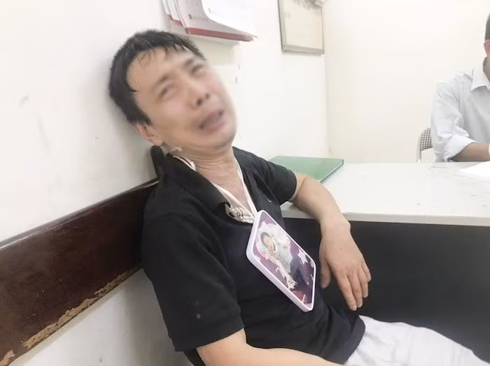 Ong noi be trai 15 thang tuoi bi xe ban tai tong tu vong: 'Chau oi ve voi ong di, ve choi voi ong'-Hinh-2