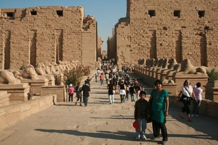 Trên thực tế, kiến trúc khổng lồ này do gần 30 pharaoh Ai Cập nối tiếp nhau xây dựng từ năm 1580 đến 1160 trước Công nguyên.