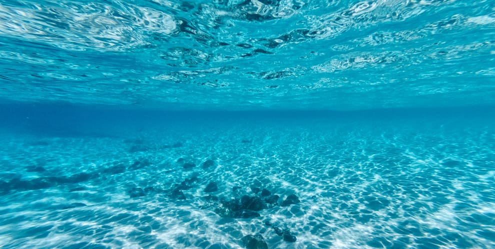 Thậm chí, có giả thuyết có phần điên rồ cho rằng âm thanh lạ mà con người thu được dưới lòng đại dương có liên quan đến người ngoài hành tinh hay thậm chí là tiếng động đến từ các công nghệ, vũ khí quân sự bí mật.