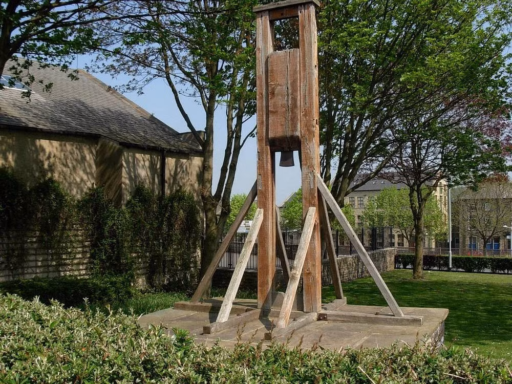 Thành phố Halifax ở West Yorkshire, Anh là nơi lưu giữ một bản sao cỗ máy chém có tên Halifax Gibbet. Đây là một hình cụ tử hình phạm nhân được đánh giá là tàn khốc.