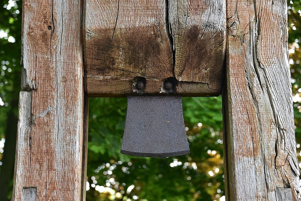 Trước khi có máy chém Halifax Gibbet, chặt đầu bằng kiếm là một hình thức tử hình tử tù phổ biến ở Anh trong suốt nhiều thế kỷ.