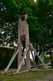 Trong 3 thế kỷ tồn tại, máy chém Halifax Gibbet chặt đầu rất nhiều tử tù, bao gồm nhiều nhân vật lớn trong xã hội Anh thời bấy giờ như Nữ hoàng Mary Stuart xứ Scotland và vua Charles I của nước Anh.