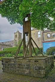 Theo đó, vụ xử tử tù nhân bằng máy chém Halifax Gibbet đầu tiên được ghi nhận tại Halifax là vào năm 1286.