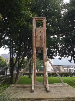 Khi hành hình, tử tù sẽ nằm ở phóa dưới và đao phủ sẽ cắt đứt dây khiến phạm nhân mất mạng trước sự chứng kiến của mọi người.