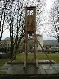 Máy chém Halifax Gibbet là một cấu trúc bằng gỗ với một lưỡi kiếm sắc nhọn ở phía trên được giữ bằng một sợi dây.