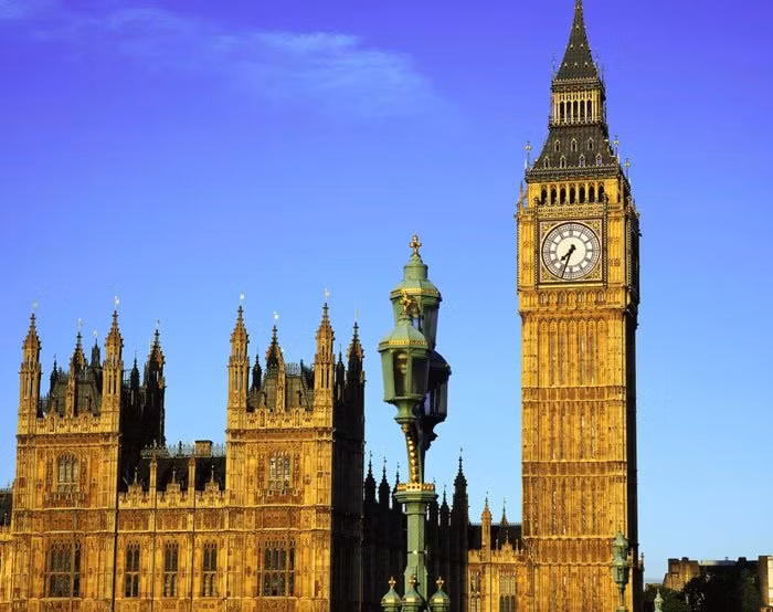 Cụ thể, ban đầu tháp đồng hồ Big Ben đứng thẳng như bao công trình kiến trúc khác.