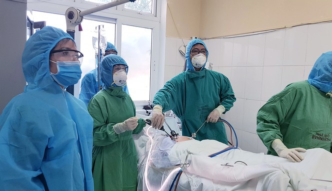 Vo oa niem vui be gai chao doi trong phong cach ly