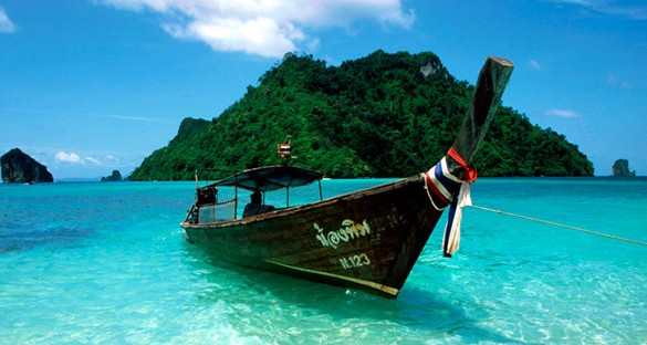 Khi thủy triều xuống thấp, du khách ở trên đảo Koh Kai có cơ hội đi bộ qua bãi cát dài để đến hòn đảo lân cận như Koh Mor ở bên trái và đảo Tup ở bên phải.