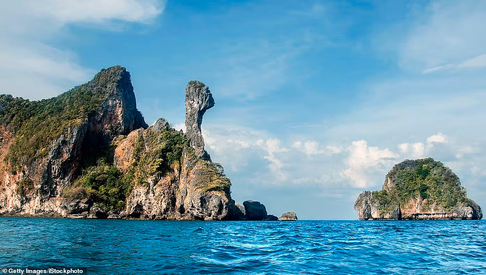 Chính bởi hình dáng độc đáo của đảo Koh Kai nên hòn đảo này còn được gọi là đảo Gà (Chicken Island).