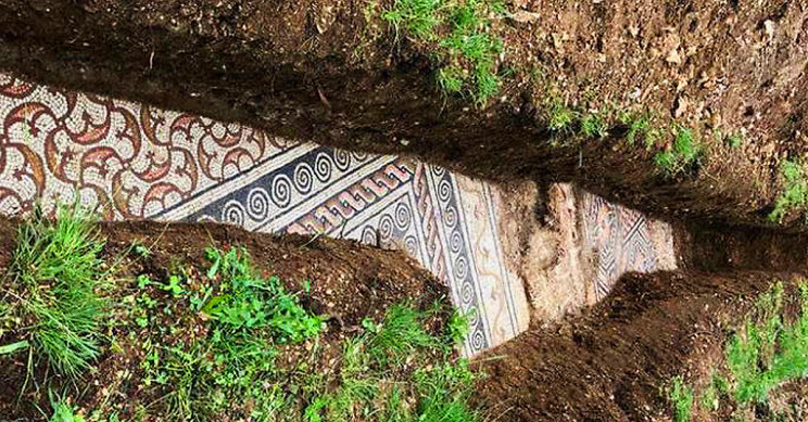 Tháng trước, một hố tử thần xuất hiện trên đường phố bên ngoài đền Pantheon ở Rome, hé lộ 7 phiến đá lát đường có niên đại từ năm 27 trước Công nguyên - 25 trước Công nguyên. Mời độc giả xem video: Cập nhật Covid-19 ngày 12/3: Italy ghi nhận 196 ca tử vong. Nguồn: VTC Now.