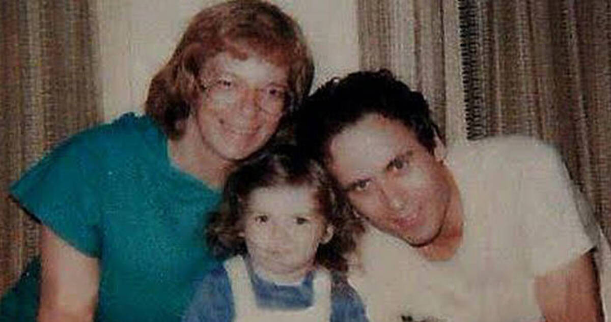 Trong thời gian xét xử, Carole được Ted Bundy cầu hôn và cô đồng ý. Theo đó, hai người trở thành vợ chồng hợp pháp và có với nhau một người con gái. Carole mặc kệ dư luận chỉ trích dữ dội khi cưới một gã sát nhân làm chồng.