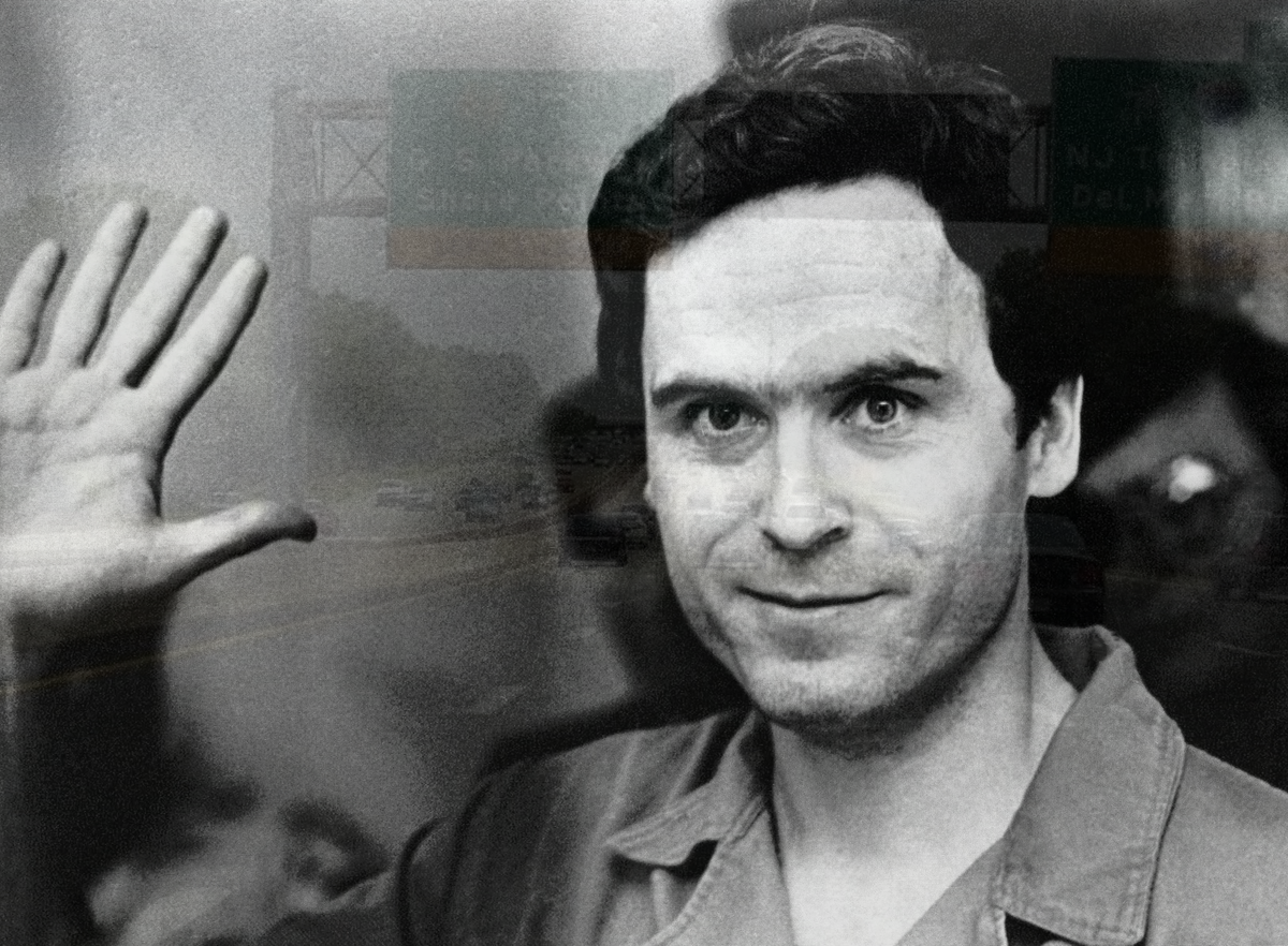 Gã sát nhân hàng loạt Ted Bundy khét tiếng dư luận Mỹ khi giết hại hơn 30 cô gái vào những năm 1970. Hắn được xem là kẻ giết người điển trai nhất nước Mỹ, thông minh và có học vấn.