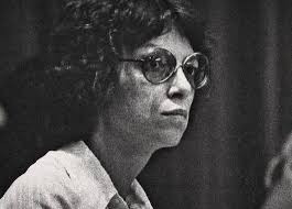 Ngay cả khi Ted Bundy bị bắt giữ và đưa ra xét xử, Carole vẫn một mực tin tưởng và đứng ra làm chứng để chứng minh sự vô tội của người tình sát nhân.