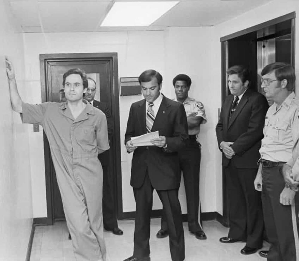 Ted Bundy có vẻ ngoài điển trai và từng theo học khoa Tâm lý, Đại học Washington. Y trở thành sinh viên xuất sắc.