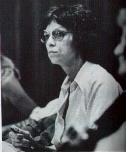 Hai người gặp nhau vào năm 1974 và trở thành người yêu sau đó. Trong thời gian yêu nhau, Ted Bundy tiếp tục gây án khiến nhiều cô gái mất mạng.