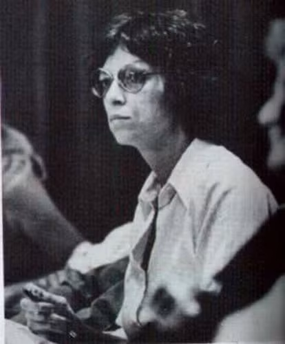 Hai người gặp nhau vào năm 1974 và trở thành người yêu sau đó. Trong thời gian yêu nhau, Ted Bundy tiếp tục gây án khiến nhiều cô gái mất mạng.