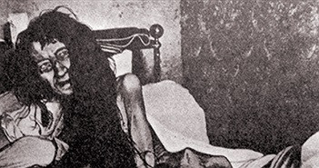 Theo đó, Blanche sống trong căn phòng tối tăm, bẩn thỉu và có gián , chuột bò khắp nơi. Dù bà van xin mẹ và anh trai thả ra nhưng đều không được.