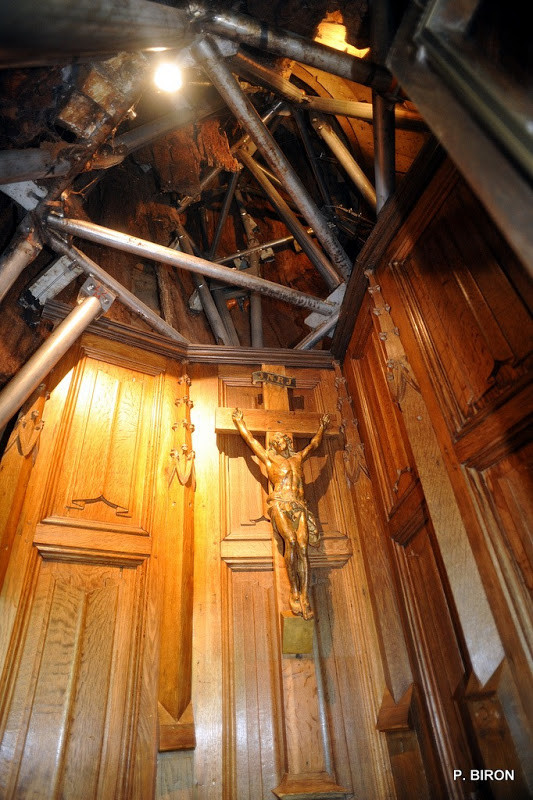 Sự sống sót thần kỳ của cây sồi này khiến 2 thầy tu l’Abbe du Detroit và du Cerceau quyết định xây dựng một nhà nguyện bên trong thân cây rỗng.