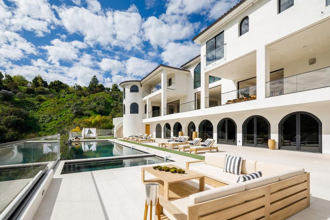 Không gian ngoài trời rộng rãi được sử dụng để ăn uống và thư giãn.