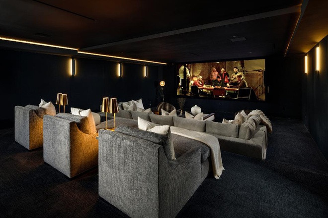 Rạp chiếu phim hiện đại với 36 ghế ngồi.