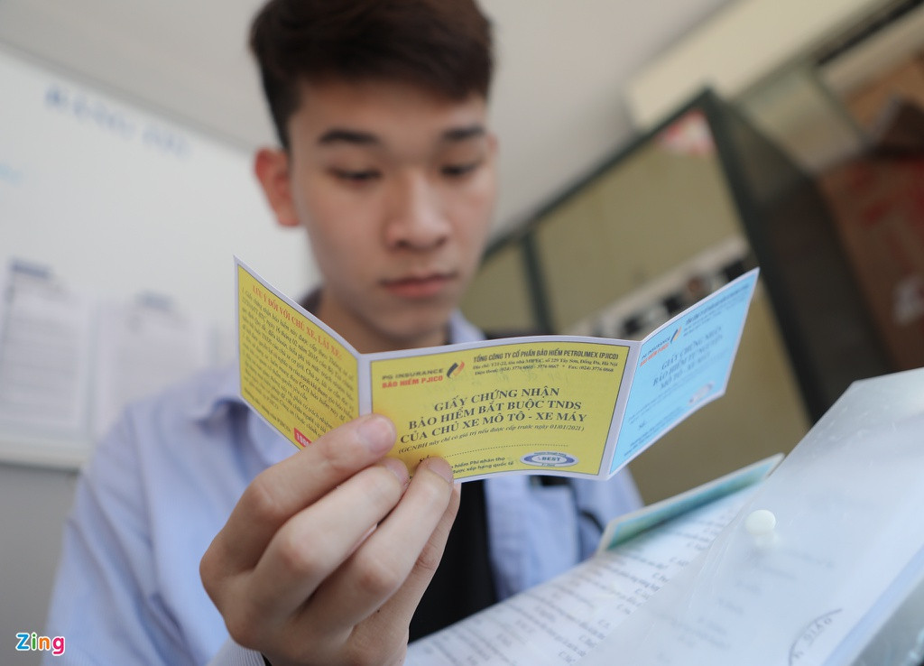 Anh Long (quận Nam Từ Liêm, Hà Nội) đi mua bảo hiểm hộ cho 6 người trong gia đình. "Việc mua bảo hiểm rất dễ, chỉ cần có giấy tờ xe nên ai đi mua cũng được. Thật ra bình thường tôi không quan tâm lắm, hết hạn bảo hiểm đã lâu nhưng nay có thông tin kiểm tra nên phải chấp hành", anh cho biết thêm.