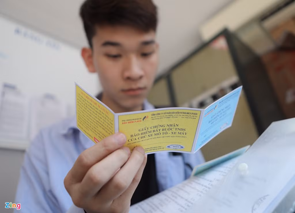 Anh Long (quận Nam Từ Liêm, Hà Nội) đi mua bảo hiểm hộ cho 6 người trong gia đình. "Việc mua bảo hiểm rất dễ, chỉ cần có giấy tờ xe nên ai đi mua cũng được. Thật ra bình thường tôi không quan tâm lắm, hết hạn bảo hiểm đã lâu nhưng nay có thông tin kiểm tra nên phải chấp hành", anh cho biết thêm.