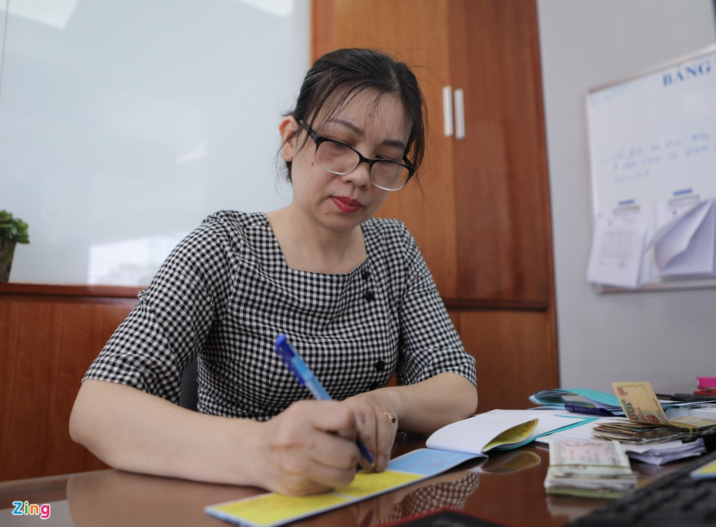 "Nếu còn chúng tôi có thể bán hơn 200 quyển bảo hiểm một ngày. Hôm qua bán khoảng 100 quyển sau đó phải liên tục báo hết với khách. Mỗi quyển gồm 5 tờ bảo hiểm bắt buộc và tự nguyện", chị Nguyễn Thị Thu Hương, nhân viên cây xăng cho biết.