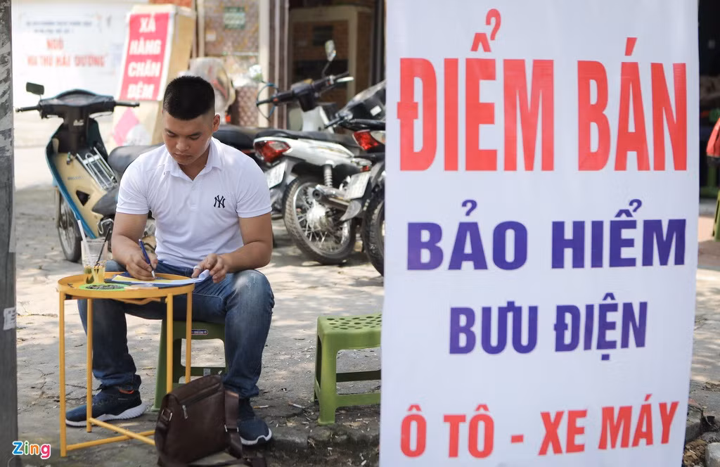 Khảo sát 5 trạm xăng ngẫu nhiên ngày 18/5, chỉ 3/5 điểm còn bảo hiểm để bán. Một số điểm bán tự phát cũng xuất hiện trên đường. Gần trạm xăng trên đường Nguyễn Phong Sắc, dù trạm hết bảo hiểm nhưng anh Công Chiến chỉ bán được 5 cái trong buổi sáng. Người dân chuộng mua bảo hiểm ở nơi phân phối chính thống hơn.