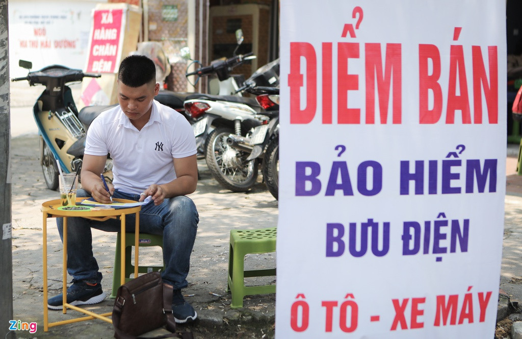 Khảo sát 5 trạm xăng ngẫu nhiên ngày 18/5, chỉ 3/5 điểm còn bảo hiểm để bán. Một số điểm bán tự phát cũng xuất hiện trên đường. Gần trạm xăng trên đường Nguyễn Phong Sắc, dù trạm hết bảo hiểm nhưng anh Công Chiến chỉ bán được 5 cái trong buổi sáng. Người dân chuộng mua bảo hiểm ở nơi phân phối chính thống hơn.