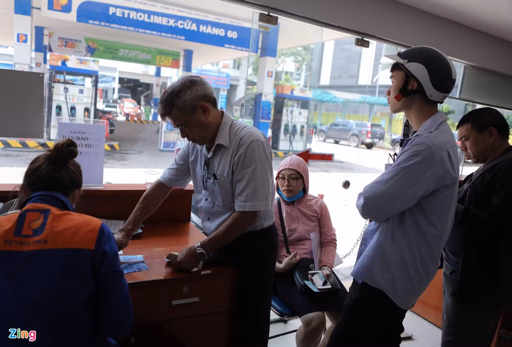 Giữa trưa nắng, điểm phân phối trên đường Xuân Thủy (quận Cầu Giấy) vẫn nhiều người chờ đợi mua. Người dân có thể đến công ty bảo hiểm, đến các đại lý phân phối hoặc các ngân hàng, cây xăng để mua bảo hiểm xe máy. Mức phạt cho việc thiếu loại bảo hiểm này từ 100.000 đến 200.000 đồng.