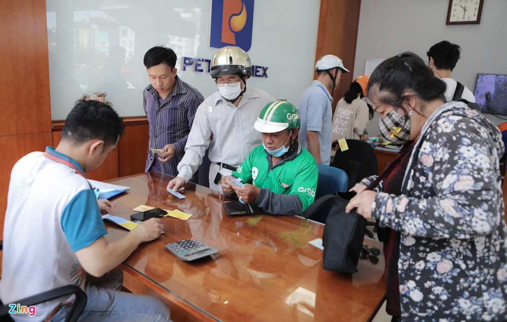 Cây xăng phải huy động thêm nhân viên để bán. Một số khách hàng tới mua từ hôm trước nhưng do bị hết nên hôm nay phải quay lại. Dù không phải giờ cao điểm nhưng nơi đây vẫn đông đúc người dân đợi mua. Cửa hàng trưởng cho biết lượng mua tăng đột biến trong ngày 17/5, doanh thu bán bảo hiểm một ngày bằng cả tháng trước đây.