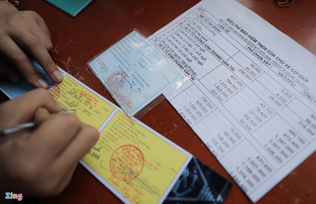 Bảo hiểm xe máy bắt buộc có giá niêm yết 66.000 đồng/năm. Phần bảo hiểm tự nguyện được bán kèm có giá 10.000 đồng. Nhân viên tại trạm xăng trên đường Xuân Thuỷ đặt biểu phí bảo hiểm ngay trước mặt để khách hàng tham khảo.