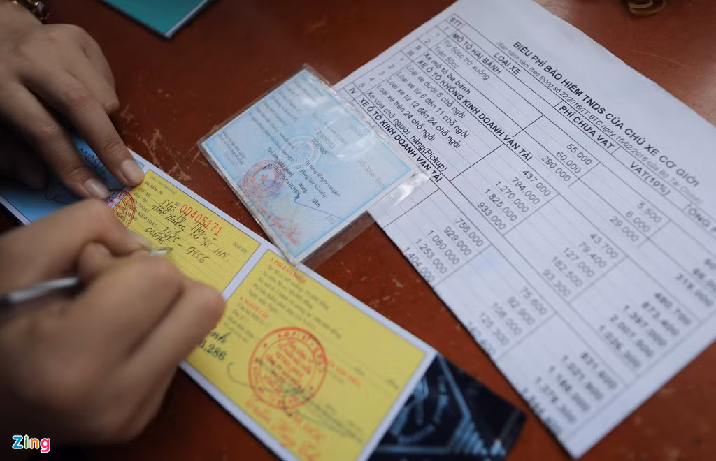 Bảo hiểm xe máy bắt buộc có giá niêm yết 66.000 đồng/năm. Phần bảo hiểm tự nguyện được bán kèm có giá 10.000 đồng. Nhân viên tại trạm xăng trên đường Xuân Thuỷ đặt biểu phí bảo hiểm ngay trước mặt để khách hàng tham khảo.