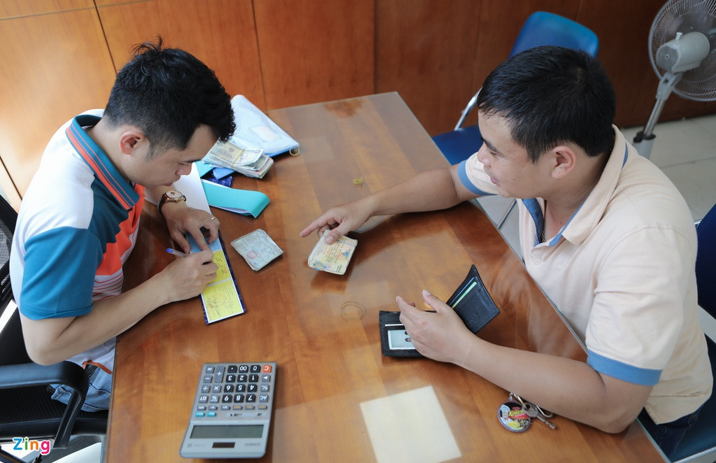 Anh Hoàn đã hết hạn bảo hiểm mấy tháng nhưng đến ngày CSGT kiểm tra mới đi mua. Anh nói giá cả cho bảo hiểm này vừa phải, nhưng nhiều khi ngại dừng xe vào trong cửa hàng. Đến đợt kiểm tra này phát hiện thiếu nên anh bổ sung ngay.