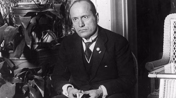 Người tình Clara Petacci ở bên Mussolini lúc chết từng kể rằng có thời điểm trùm phát xít Italy có tới 12 nhân tình cùng lúc. Vì vậy có đêm, gã ở bên 3 - 4 cô gái.