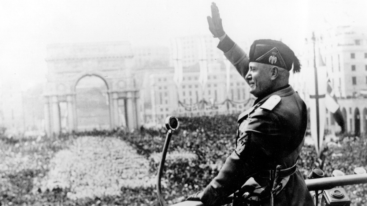 Kể từ đó, Mussolini có các cuộc truy hoan với nhiều người tình để thỏa mãn dục vọng. Ngay cả khi đã kết hôn với Rachele Guidi và có 5 người con, Mussolini vẫn không bỏ được thói trăng hoa khi qua đêm với nhiều nhân tình.
