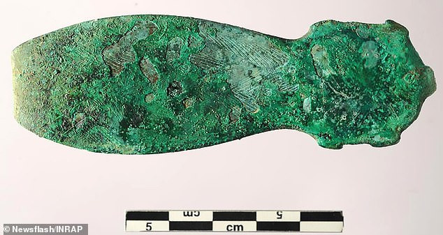 Người này được chôn trong hố hình chữ nhật kích thước 2,9 x 1m. Nhiều trang sức và đồ gốm sứ đặt gần đầu thi hài "công chúa".