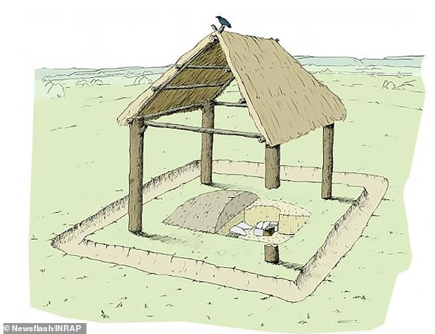 Một số mảnh vỡ xương chậu, xương đùi, một phần hộp sọ nằm lẫn giữa các cổ vật trong mộ.