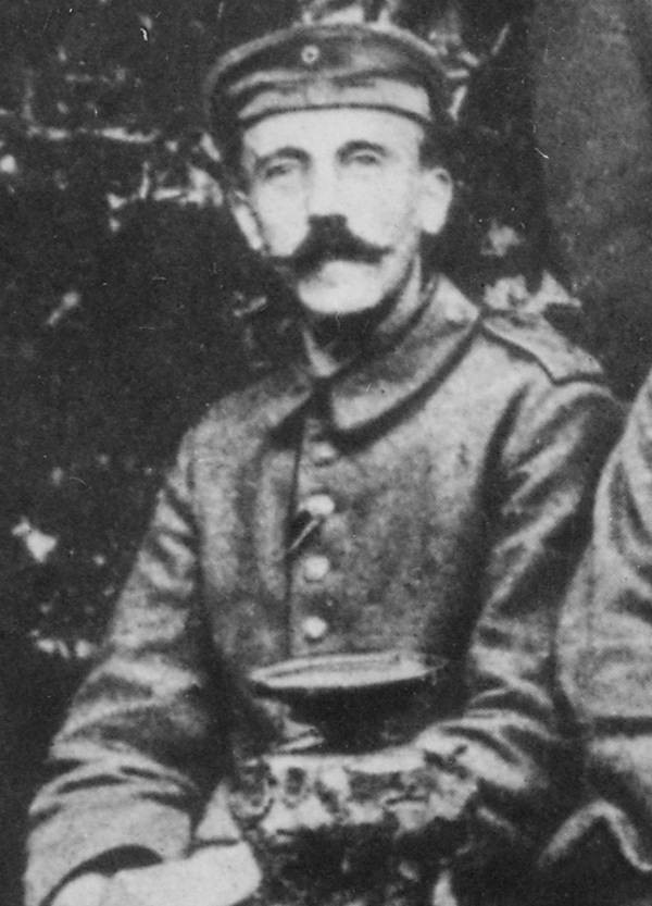 Gương mặt và dáng người mảnh khảnh của Hitler khi ngoài 20 tuổi.