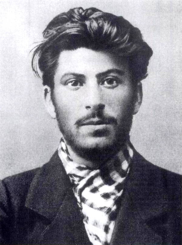 Nhiều người có lễ không nhận ra đây là hình ảnh nhà lãnh đạo Liên Xô Joseph Stalin năm 23 - 24 tuổi.