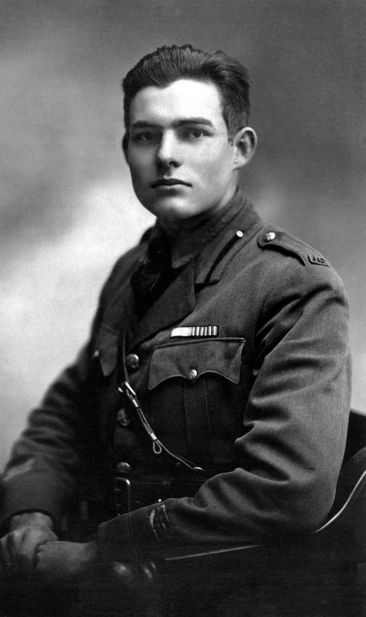 Nhà văn, nhà báo Ernest Hemingway không chỉ là một người có tài viết lách mà còn có ngoại hình cuốn hút. Nhan sắc thời trẻ của ông khiến nhiều người phải trầm trồ.