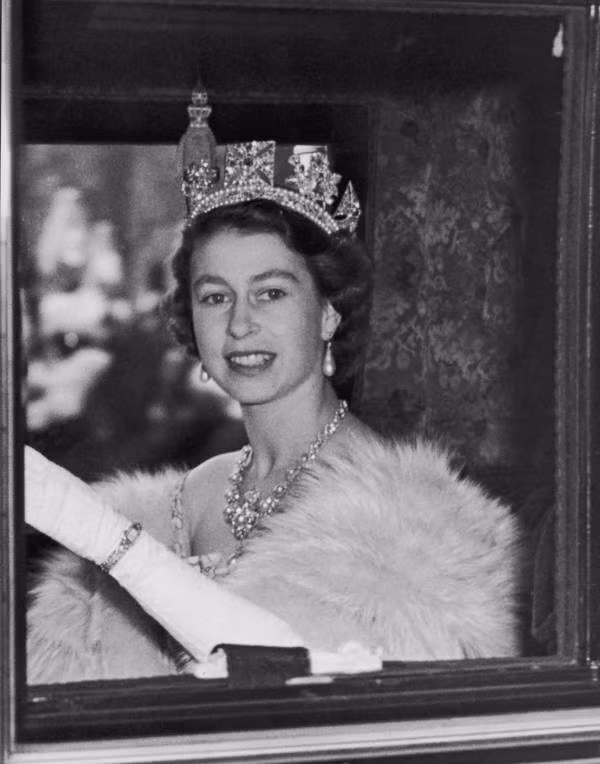 Dung mạo trẻ trung xinh đẹp và quý phái của Nữ hoàng Anh Elizabeth II khi 26 tuổi.